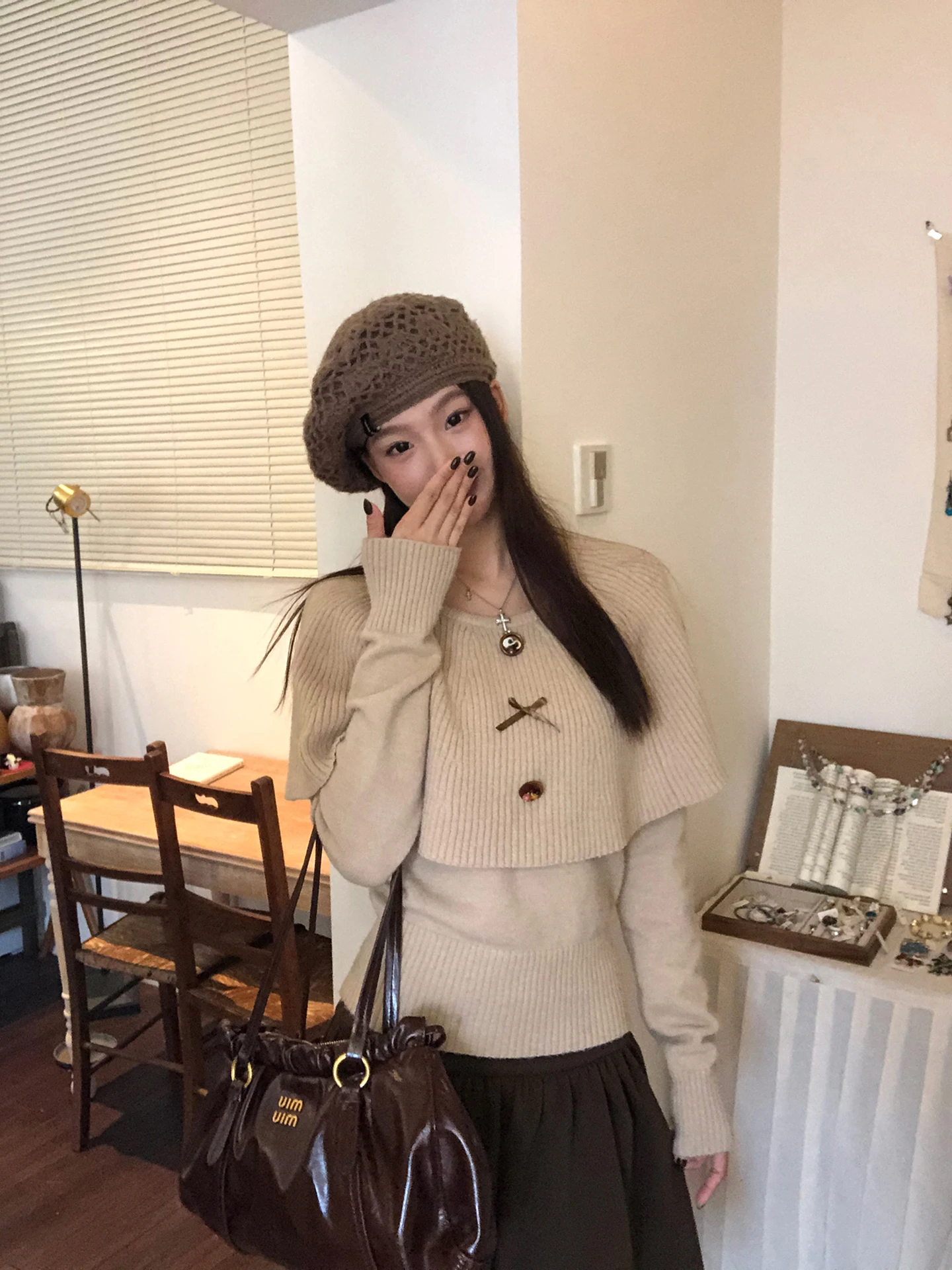 เสื้อสเวตเตอร์สีแดงสำหรับผู้หญิง ฤดูใบไม้ร่วง ฤดูหนาว สไตล์ลำลอง ดีไซน์หรูหรา แขนยาว ชุดสองชิ้นถักนิตติ้ง ทรงหลวม สี