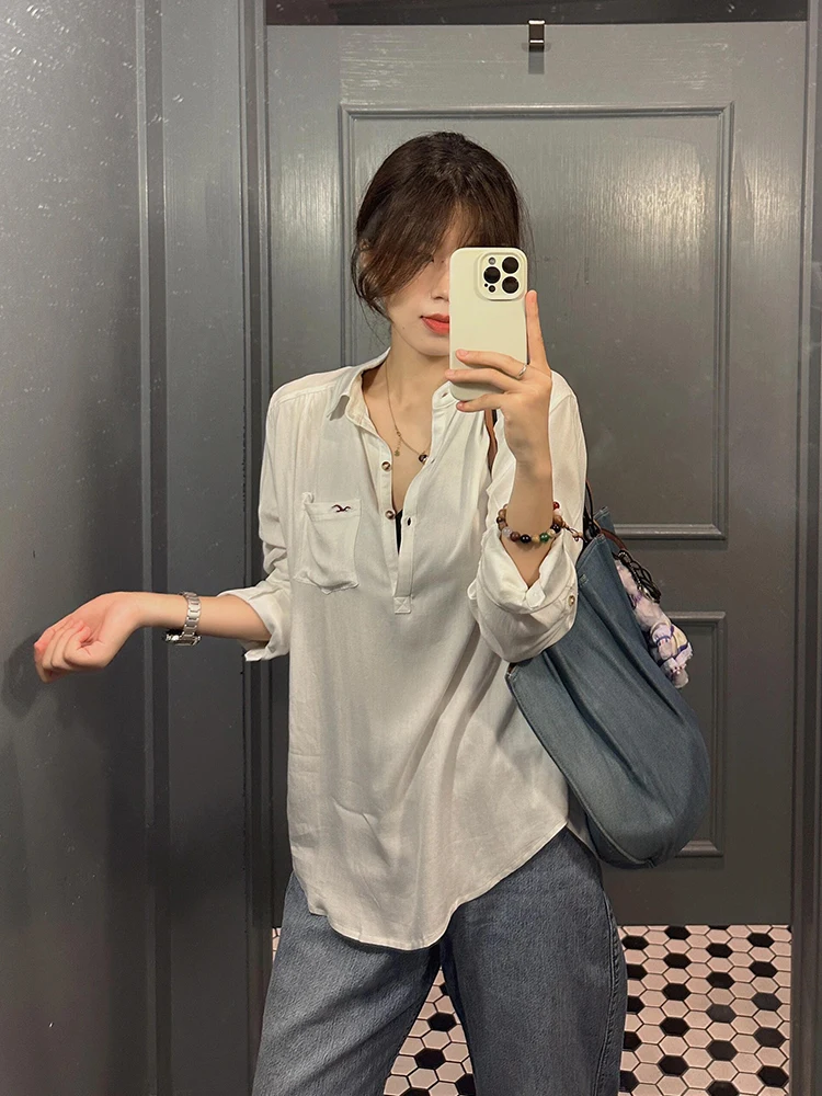 قميص أبيض أنيق للنساء صيف 2024 جديد بتصميم رقيق نحيف متعدد الاستخدامات للحماية من الشمس خفيف الوزن بلوزة كورية فضفاضة