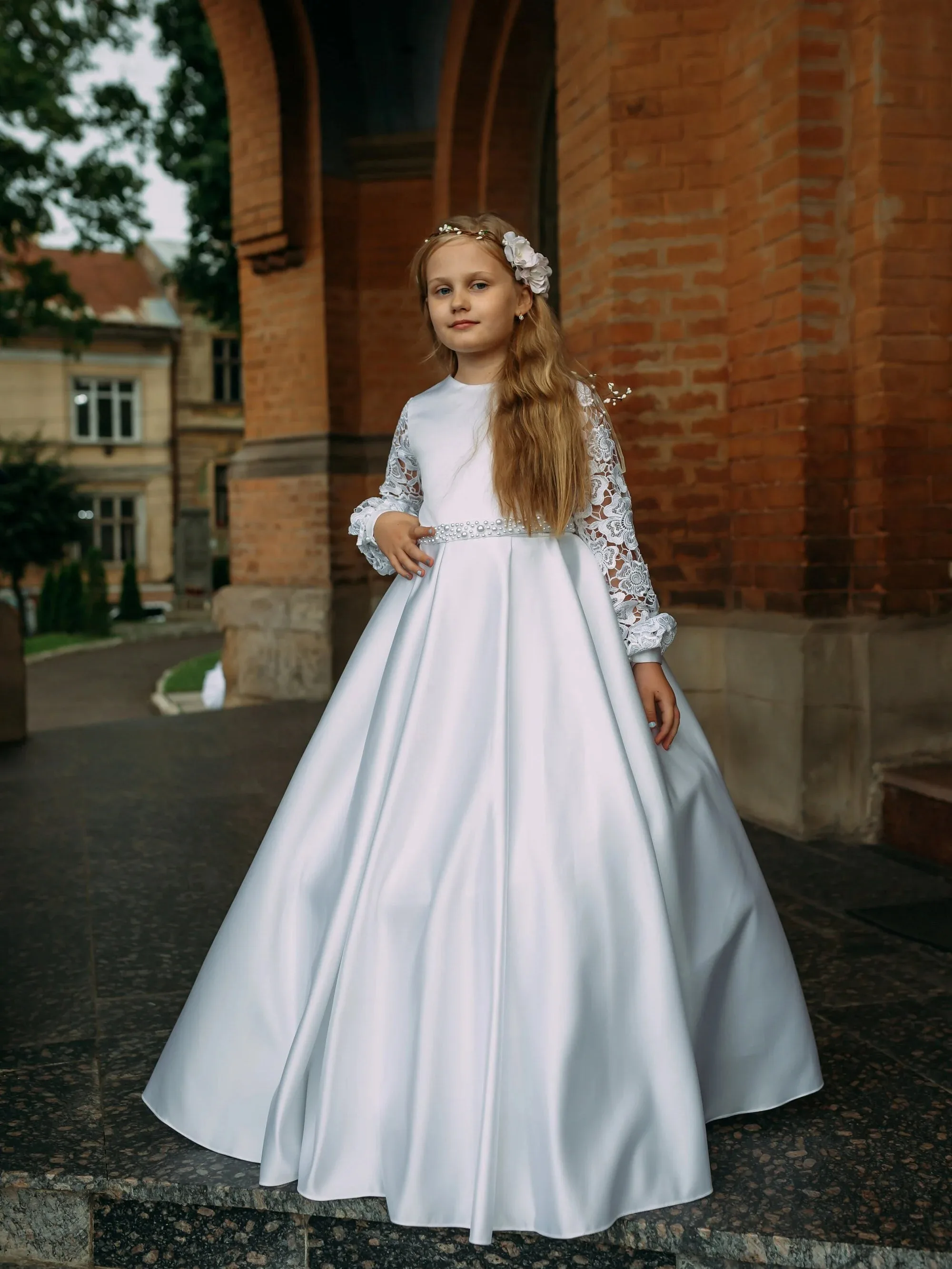 Classic White Satin Flower Girl Dress Simple Round Neck Rhinestone Waist Trailing A-line Wedding Dress Girl's First Communion