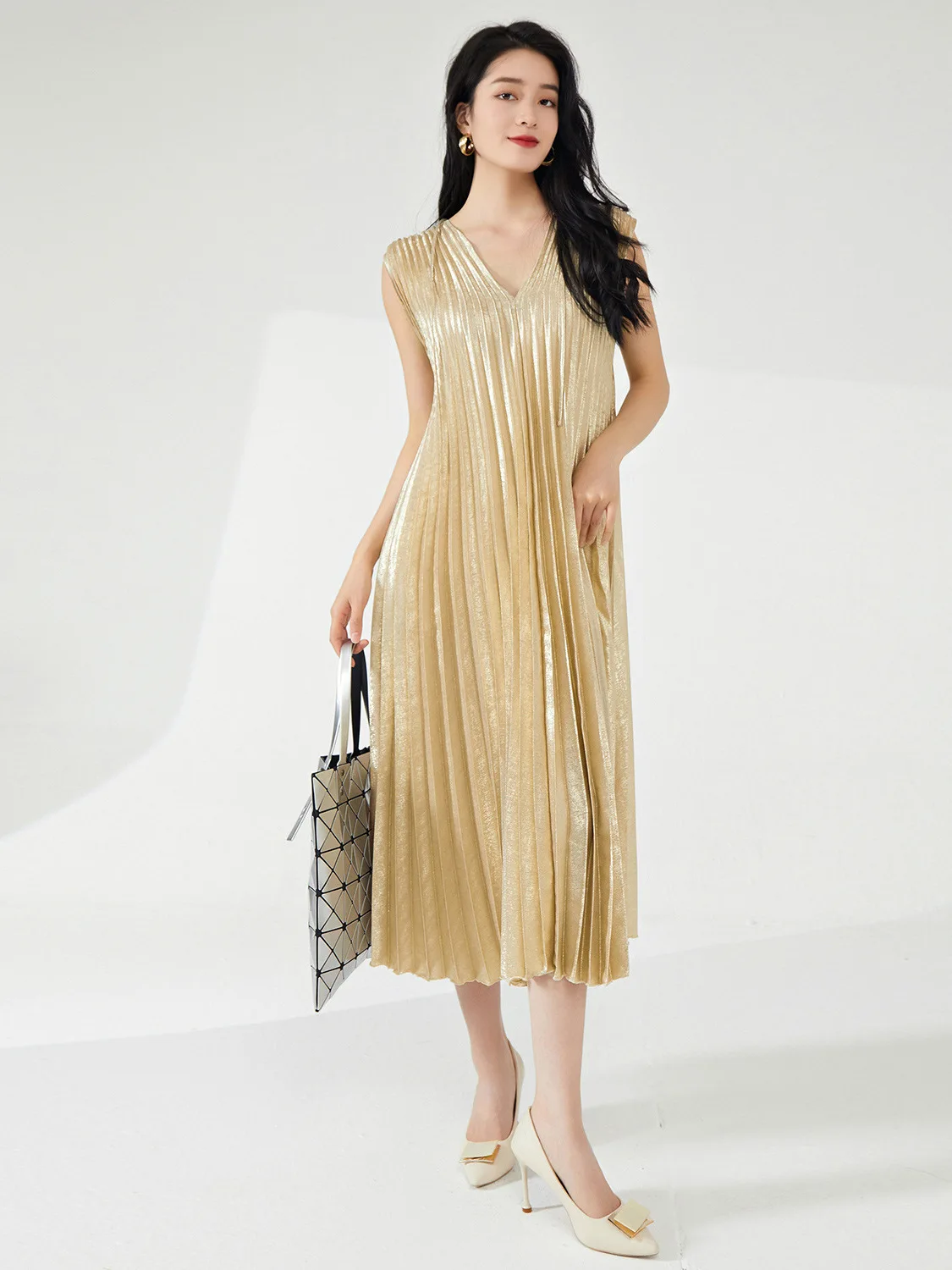 Gold Emed Loose V-N…