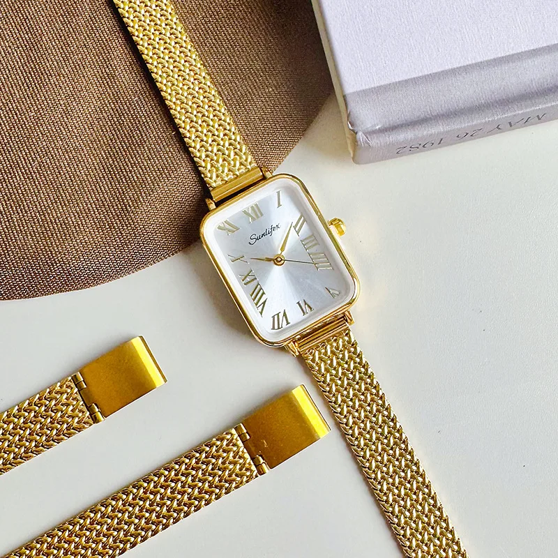 RetroStyleReloj de mujerCon esfera de números romanos rectangular simple ExudesLuxurio discreto y sofisticación. Un reloj único.