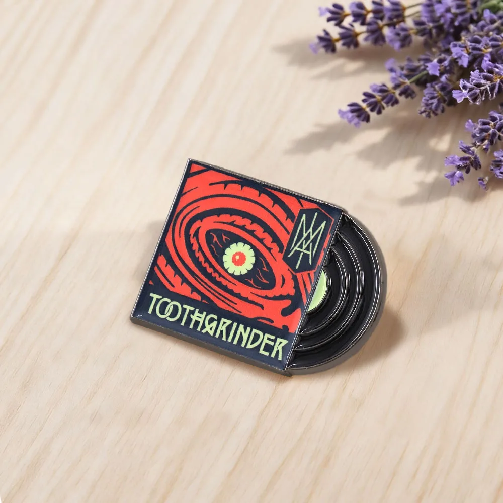 Retro-Musik-Pins: Klassische Rock- und Pop-Vinyl-Album-Cover-Abzeichen, perfekt für Rucksäcke und Kleidung, Geschenk für Musikliebhaber. – Detail 13
