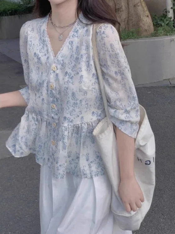 

New 2025 Ele Blue Floral Doll irt Women's Mid-Sve Top Faionable Casual Vintage Sle UV Protection Five-Button Design