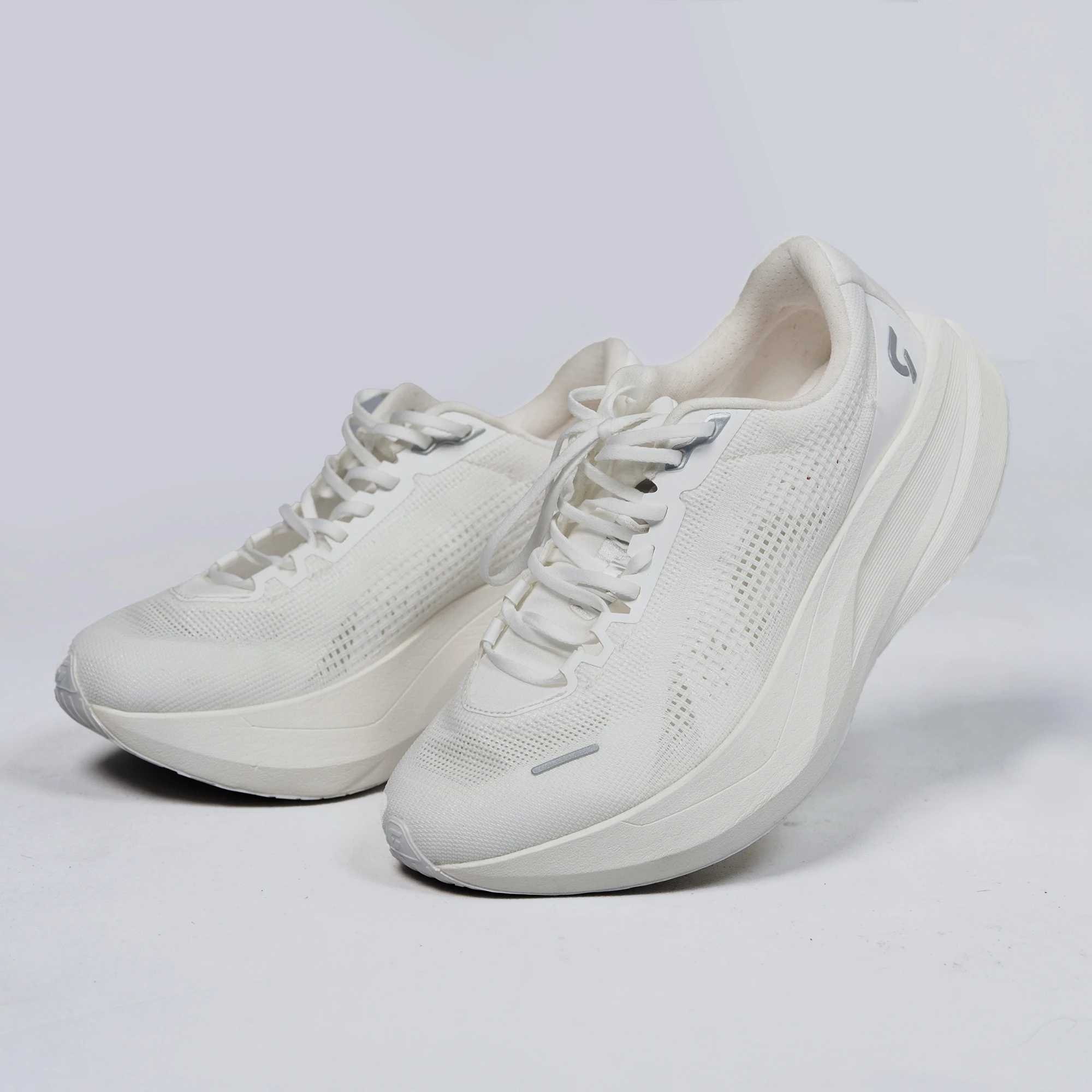 Comfortable and breathable running trainers for men and women Versatile outdoor running shoes, trainers and joggers