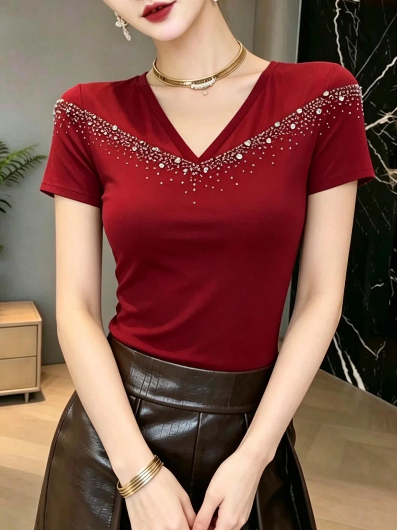 夏の女性用Vネック半袖Tシャツ、スリムデザイン、重厚な装飾、カジュアルスタイル、ファッショナブルなトップス、カジュアルウェア 1