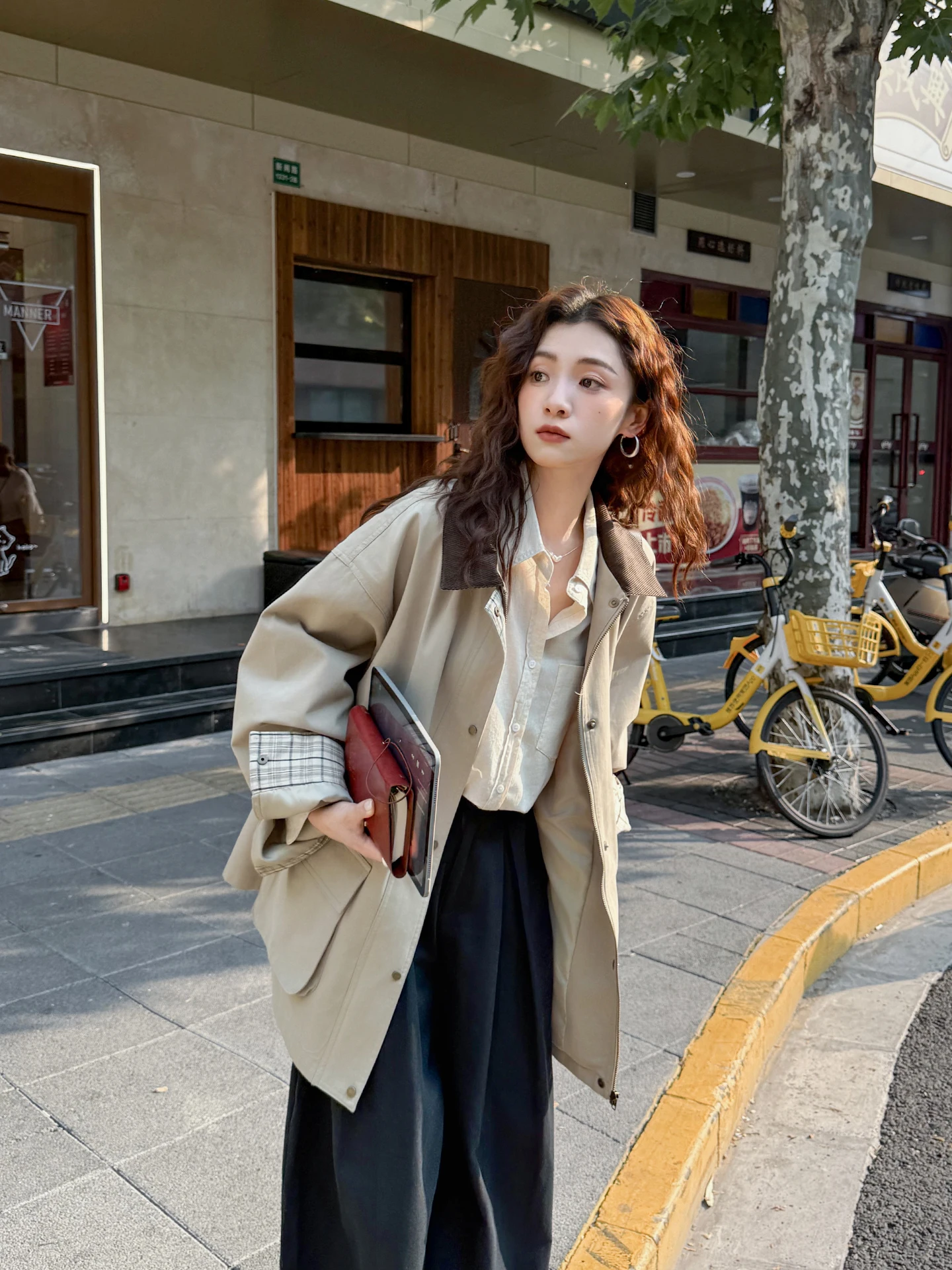 

Женское винтажное пальто средней длины из вельвета с контрастным воротником, свободного кроя, с длинными рукавами