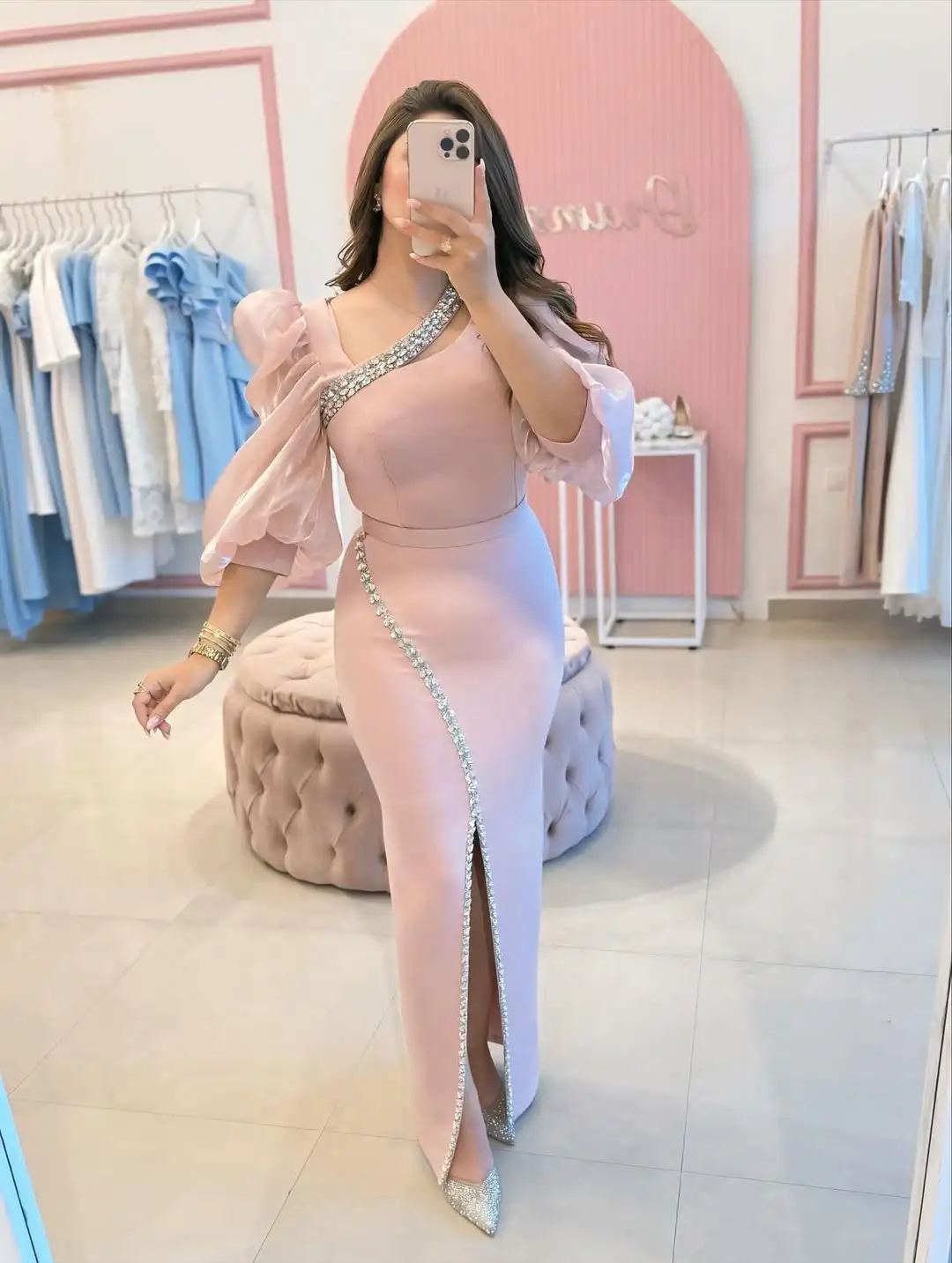 Gaun Pesta Malam Formal Model Duyung Elegan Menawan dengan Desain Baru, Hiasan Kristal, Lengan Berlipit, dan Belahan Rendah