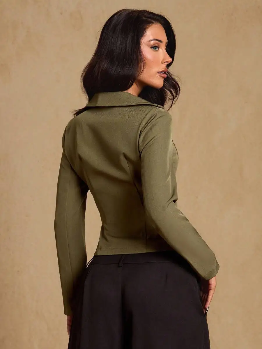 Damska kurtka wojskowa z długim rękawem, zapinana na guziki, z kołnierzykiem koszulowym, dopasowany krój, na wiosnę i jesień.