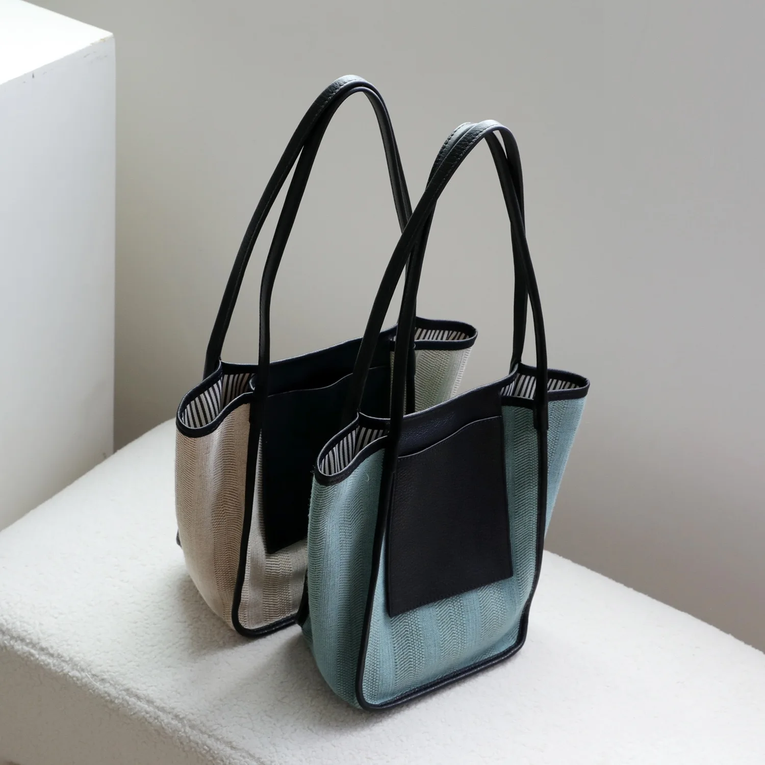 

Largecapacity cotton and linen single shoulder bucket bag with toplayer cowhide totebag commuting contrasting color armpit bag