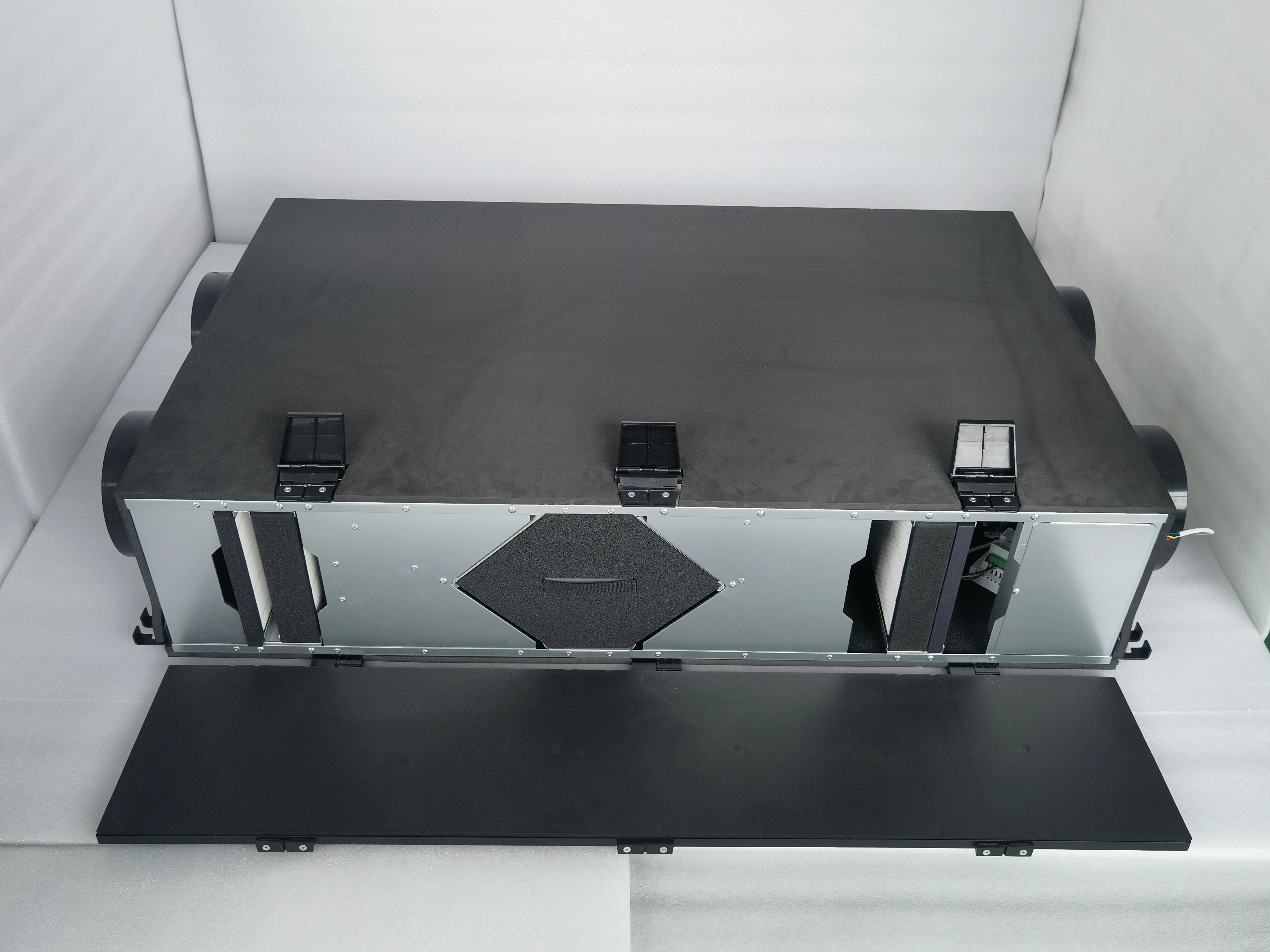 Sistema de ventilação de ar doméstico com bomba de calor montada no teto com recuperação de calor para resfriamento e aquecimento