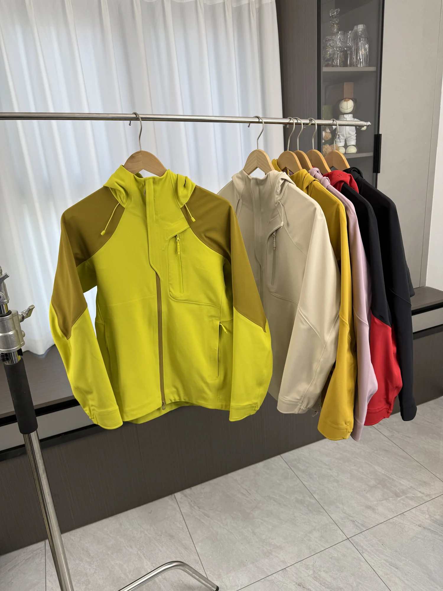 

Мужская демисезонная куртка для активного отдыха, утепленная, с цветными блоками и ветрозащитой, с полностью проклеенными швами