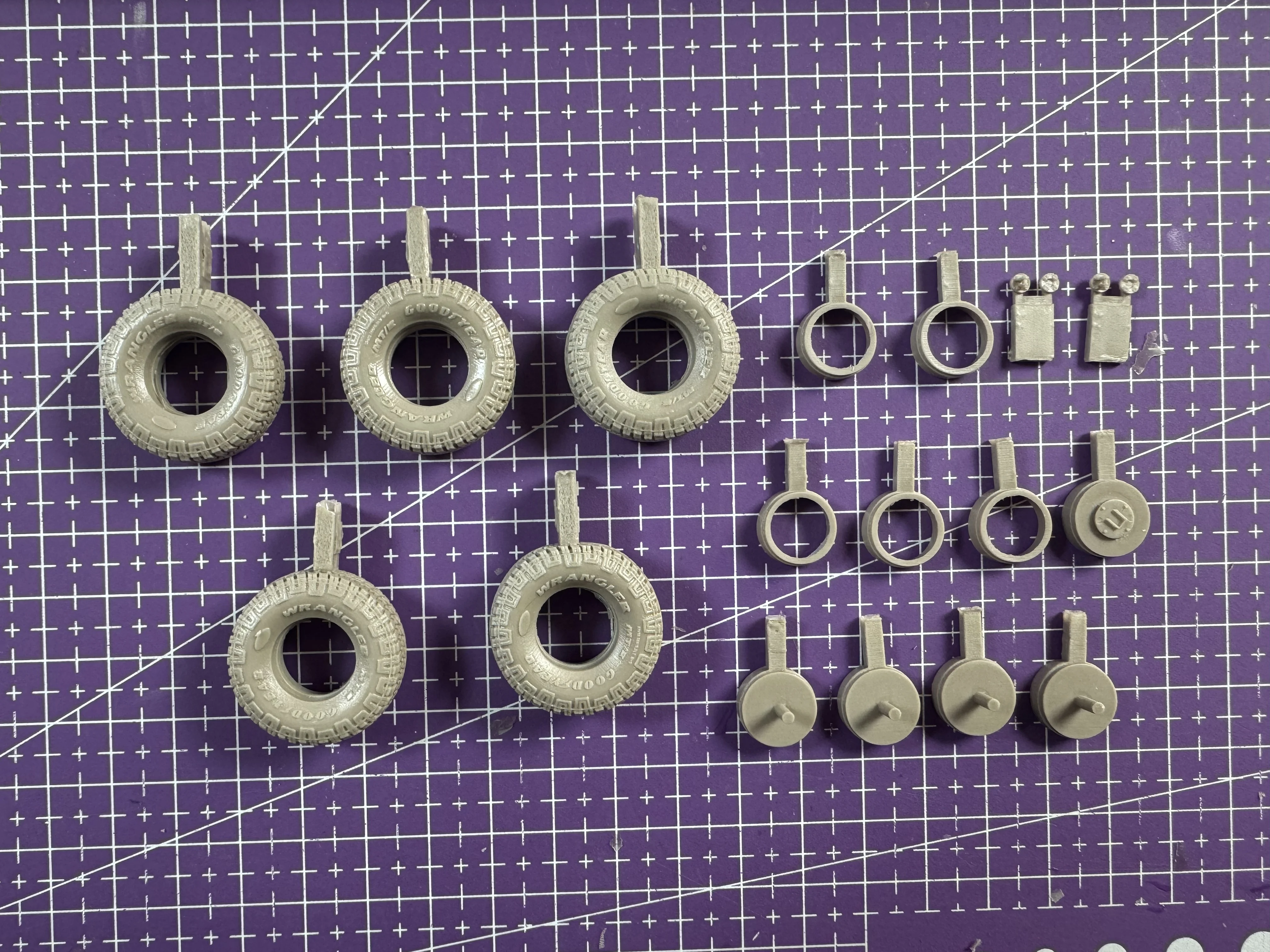 

Комплект для сборки модели из литой смолы 1/35, GK, набор гравитационных шин из смолы M1151, неокрашенный, нужно собрать