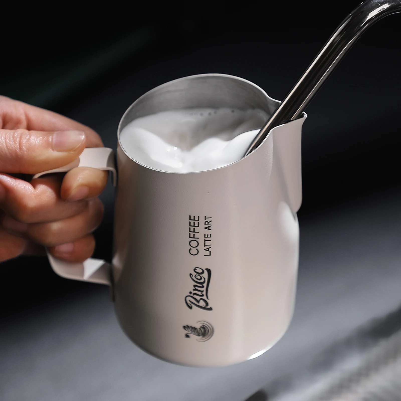 

Кувшин для взбивания молока и латте-арта – Стальной питчер 420 мл с острым носиком и наклонным краем, в комплекте декоративная ручка