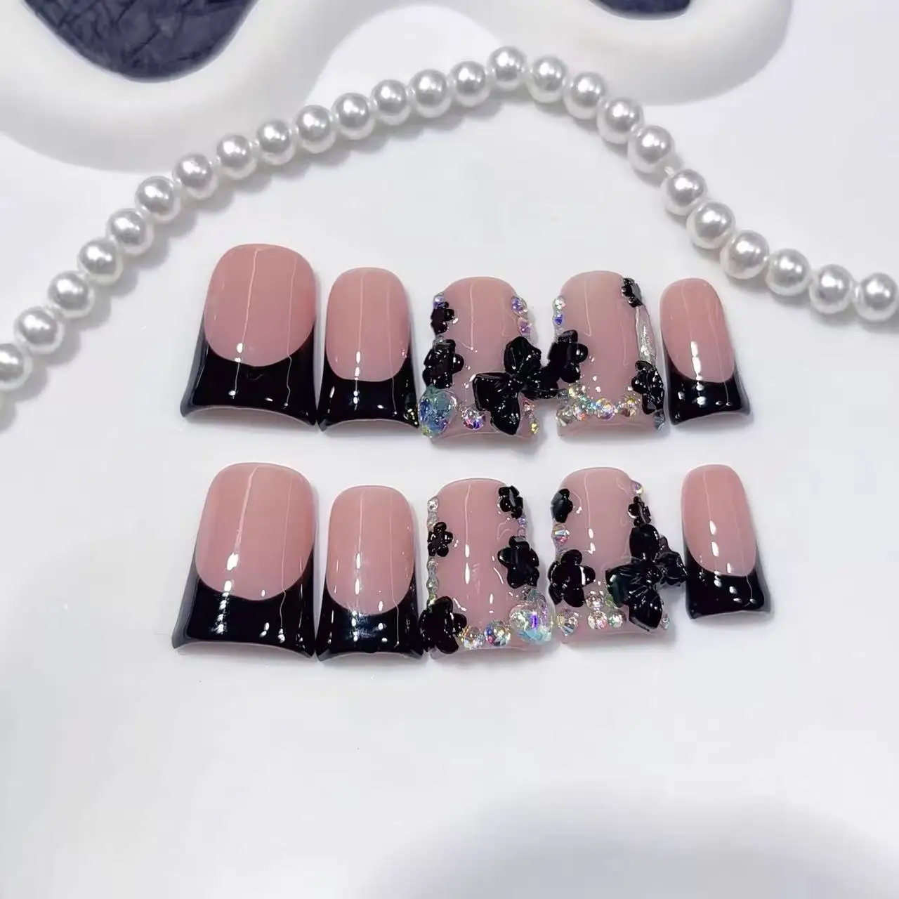 10pcs High-end Light luxury Hepburn style, hand-painted three-dimensional patterns, dazzling sparkly diamonds handmade fake nail
