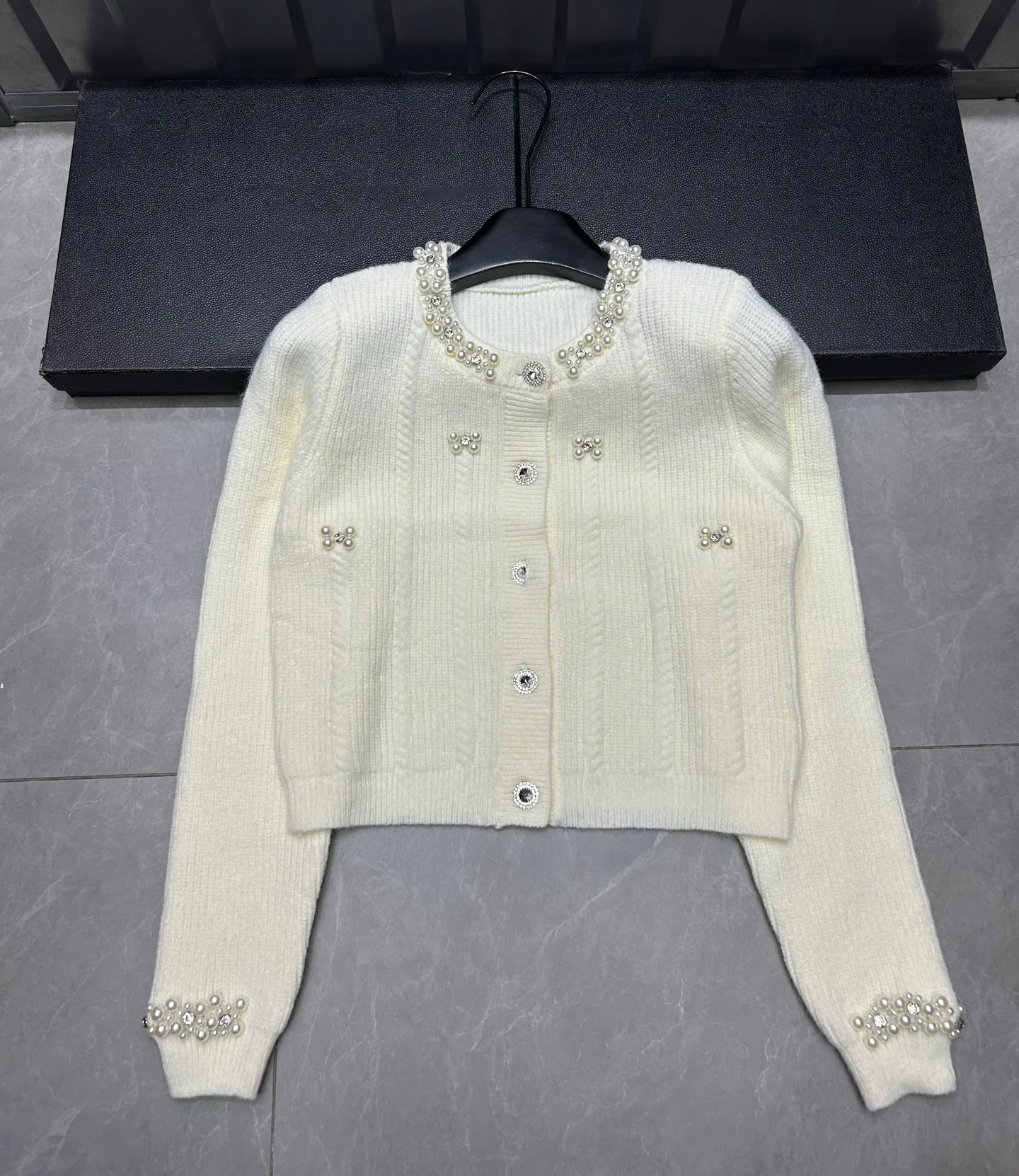 

Autumn Winter Pearl Embellied round Neck Knitwear Long Sleeve Cardigan Women's Slim Fit Sweet Fashion Soft Sweater Tops F503