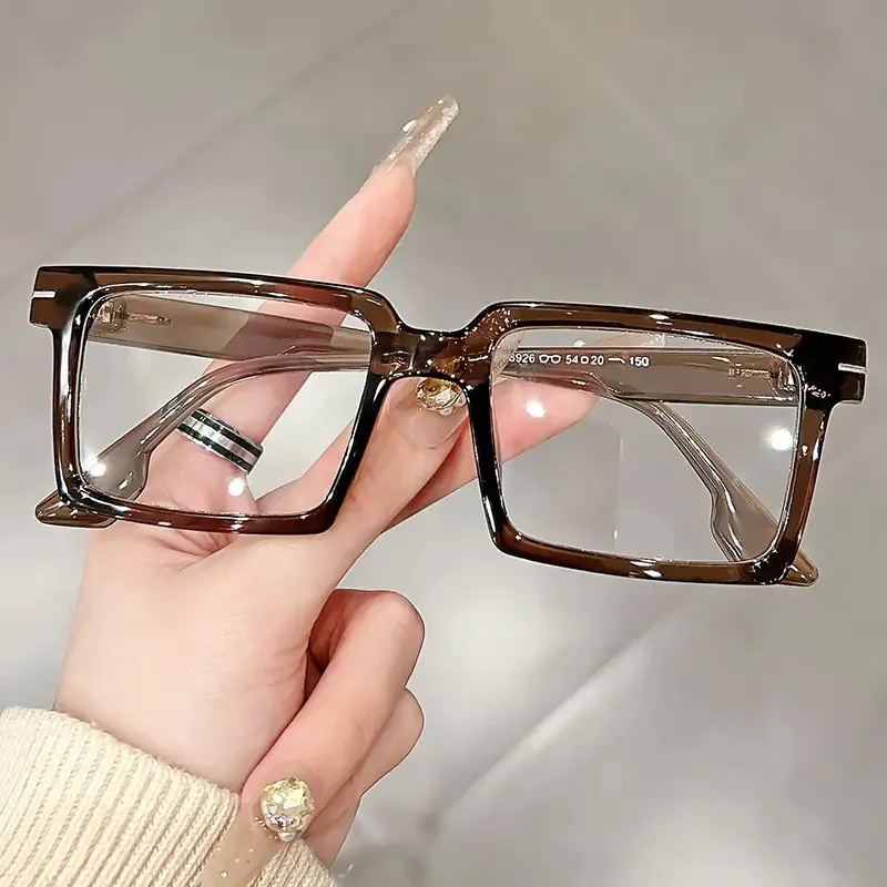 Neutral simple rectangular anti-blue glasses - lightweight metal frame computer goggles, suitable for office, street photography fashion props and digital screens, modern glasses design, gradual change of color lenses, durable glasses view 3