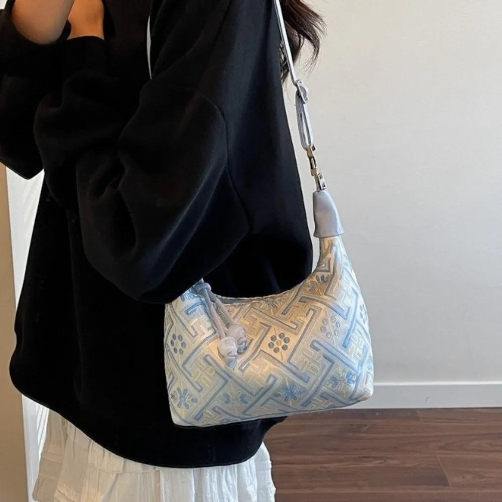 

Elegant Chinese Style Embroidery Handbag Bead Pendant Small Bucket Ladies Shoulder Bag Zipper Closure Canvas Material