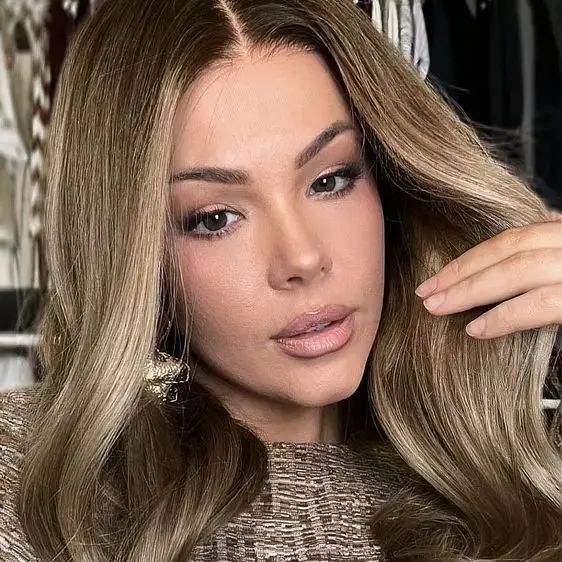 شعر مستعار بدانتيل أمامي عالي الدقة كراميل بني 24 بوصة شعر مستعار اصطناعي فاخر من الألياف شعر مستعار مموج فضفاض مع جذور داكنة خط شعر بمظهر واقعي #2