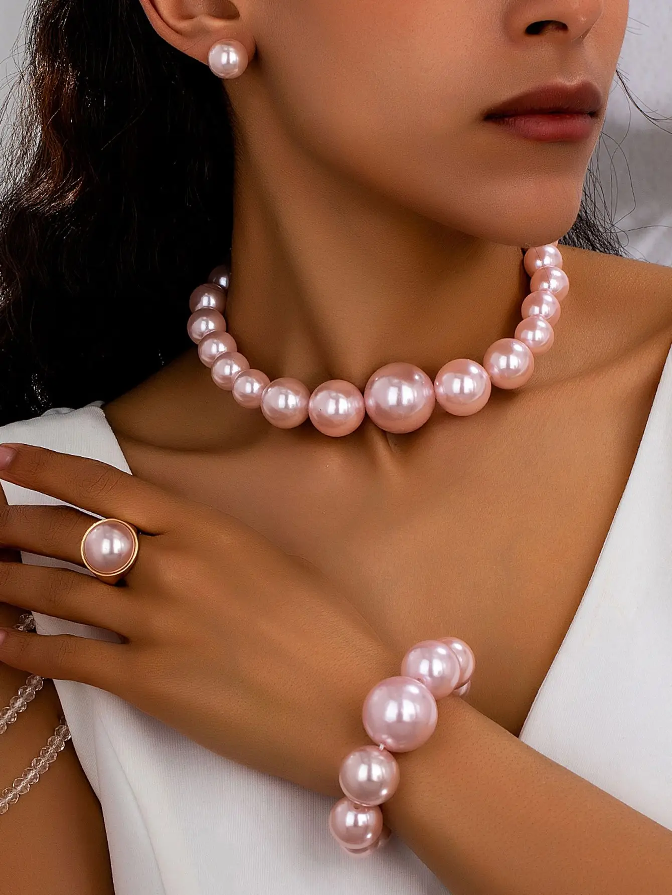 Set de Cuatro Piezas de Perlas Estilo Dulce y Moderno Rosa Barbie: Collar de Perlas Grandes + Pulsera + Aretes + Anillo. Pérdete en el Estilo, Luce como una Dama, Elegante y Adecuada para Fiestas, Regalo para Novia, a la Moda
