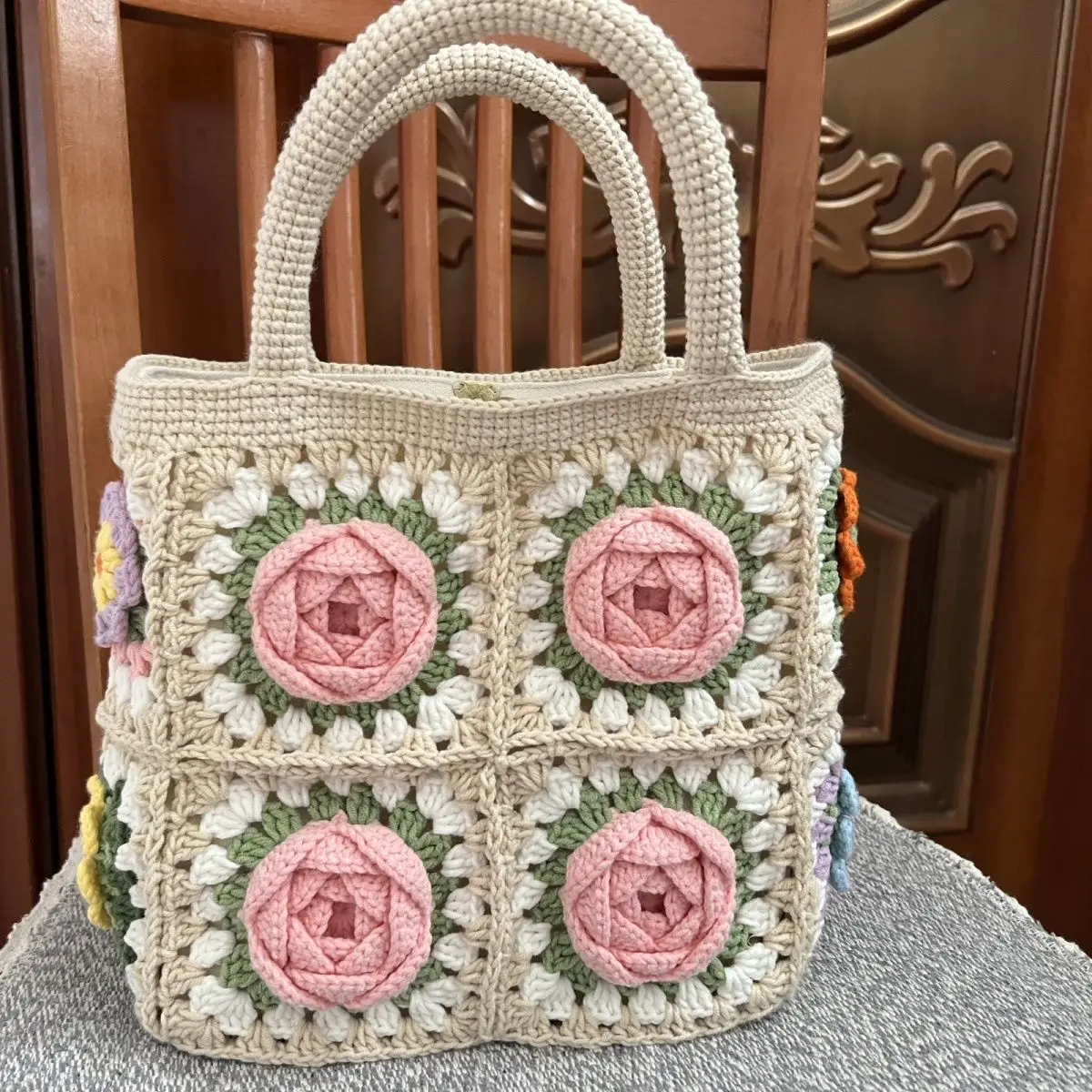 

Handmade Camellia Weaving Single Shoulder Xuefei Er Woolen Grandmother Three Dimensional Hook Weaving Checkered Gift Finished