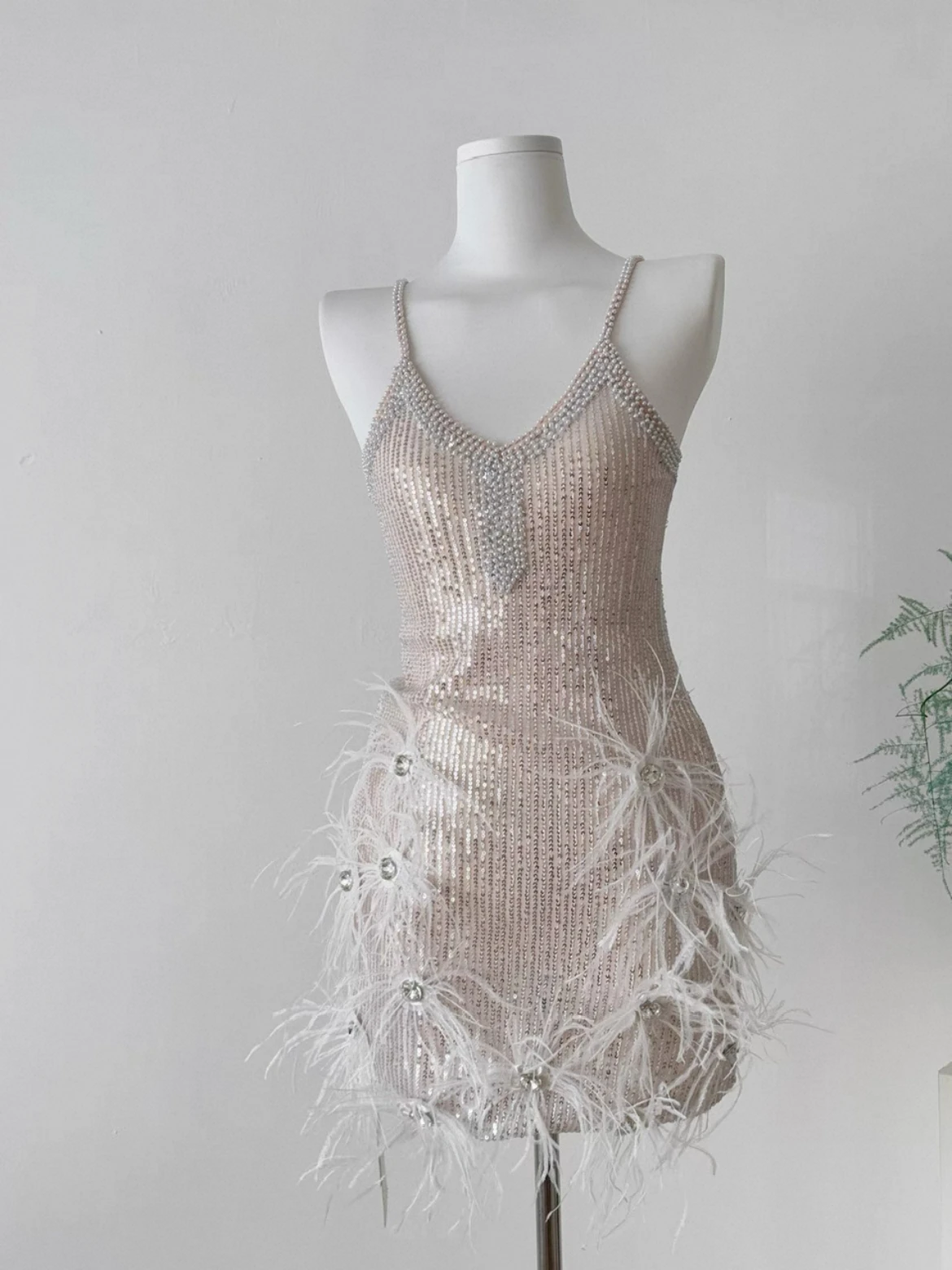 

2026 Spring Sexy Feather Tassel Strap Dress for Women High-end Fashion Sexy Sequin Mini Dress French Socialite Evening Dresses