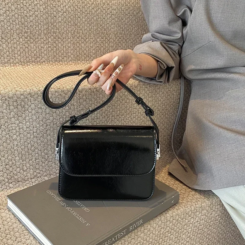 

Глянцевые квадратные сумки на плечо из искусственной кожи в классическом стиле, простые однотонные универсальные популярные женские сумки через плечо с застежкой, мода 2023 г.