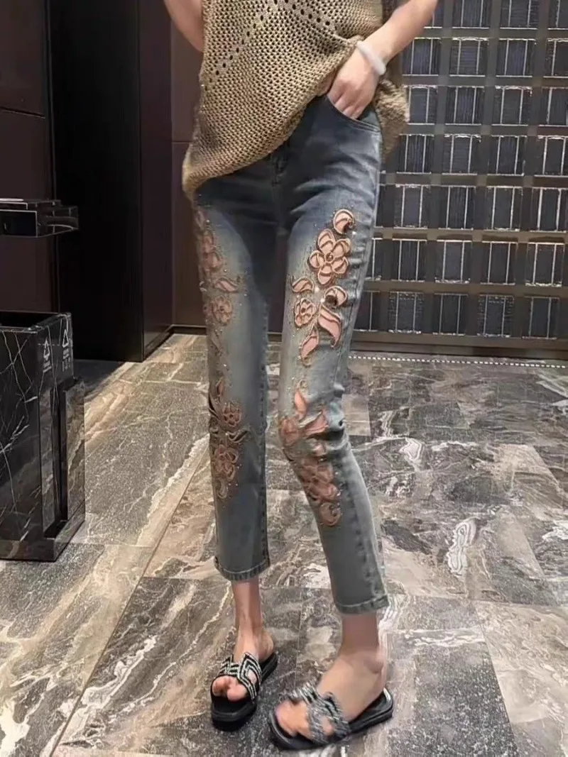 Damskie dżinsy z wysokim stanem, haftowane, ażurowe, w stylu heavy industry, na lato 2025, koreańskie, uniwersalne, modne spodnie typu eight-point pipe.