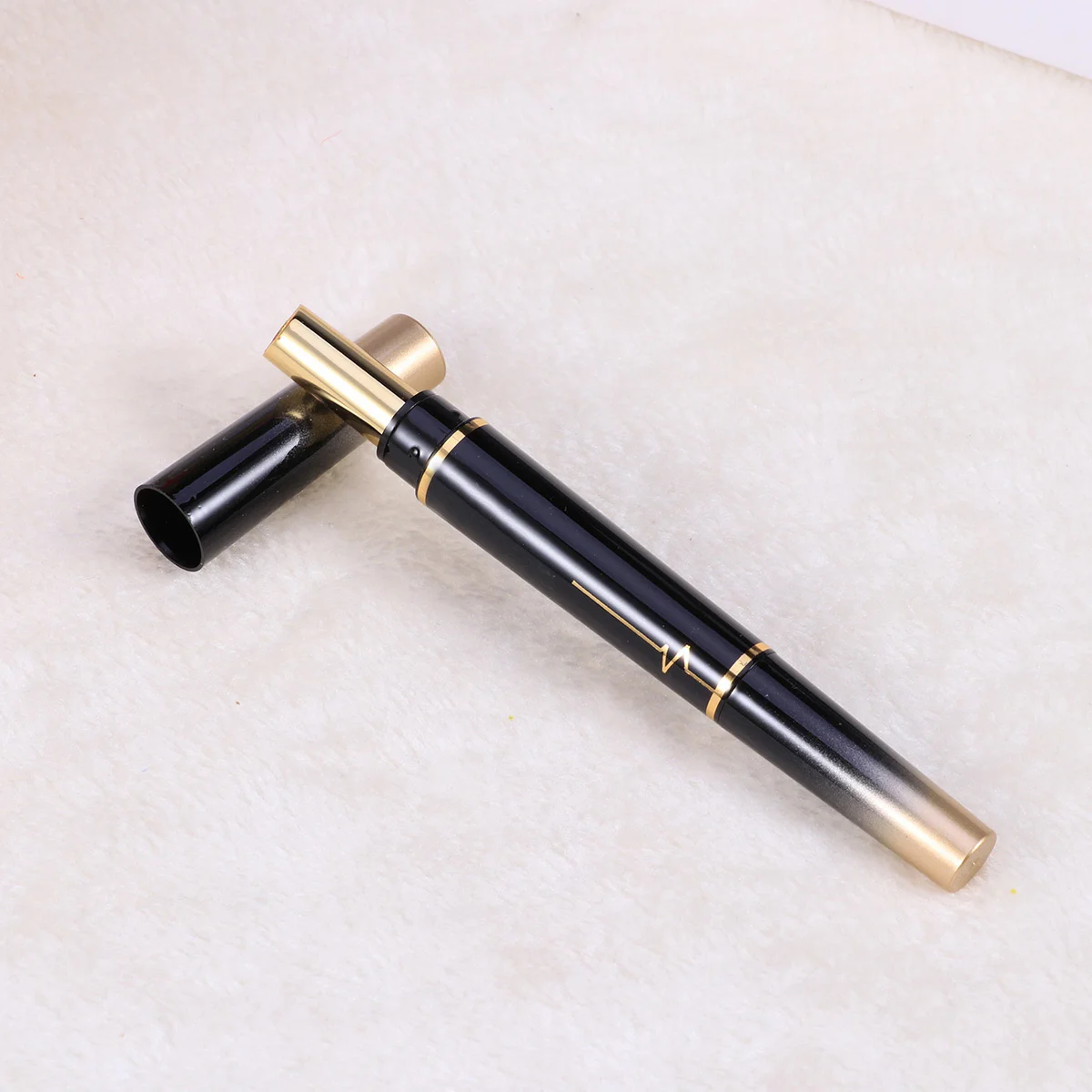 両端マットリップスティック リップライナーペンシル 長持ちするノンスティックカップ 純粋な色 高色素マットリップスティック