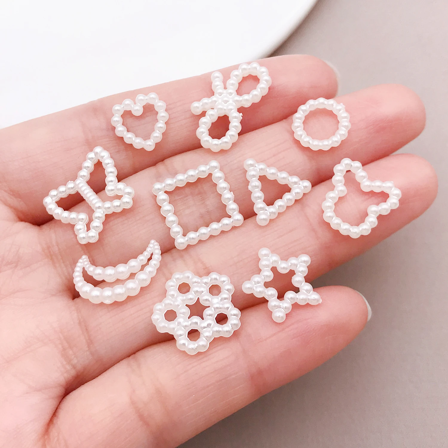 

100шт ABS жемчужный эффект полые подвески в форме сердца и бабочки своими руками. Популярные мини-3D украшения и аксессуары из филигранной жемчужины