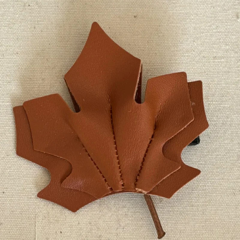 Late autumn atmosphere leather maple leaf hairpin new retro bangs clip duck bill clip side clip hair accessories headdress