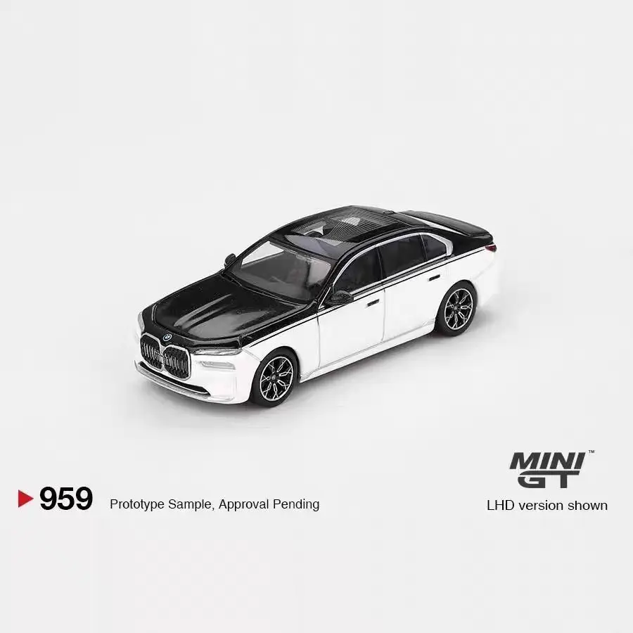 

MINI GT 1:64 BMW i7 xDrive60 black and white, alloy car model 959 #