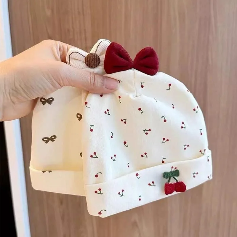 Rote Schleifen-Babymütze mit Kirschmuster, Neugeborenen-Mütze aus weicher Baumwolle, Kinder-Pullover-Mütze, 0-6 Monate, Mädchen, Frühling, Herbst, elastische Mütze