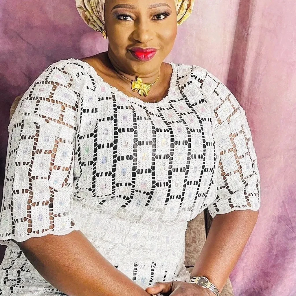 

2025 новейшая африканская нигерийская гипюровая вышивка с блестками, тюль, кружевная ткань, высокое качество для шитья платьев, 5 ярдов ZJ059