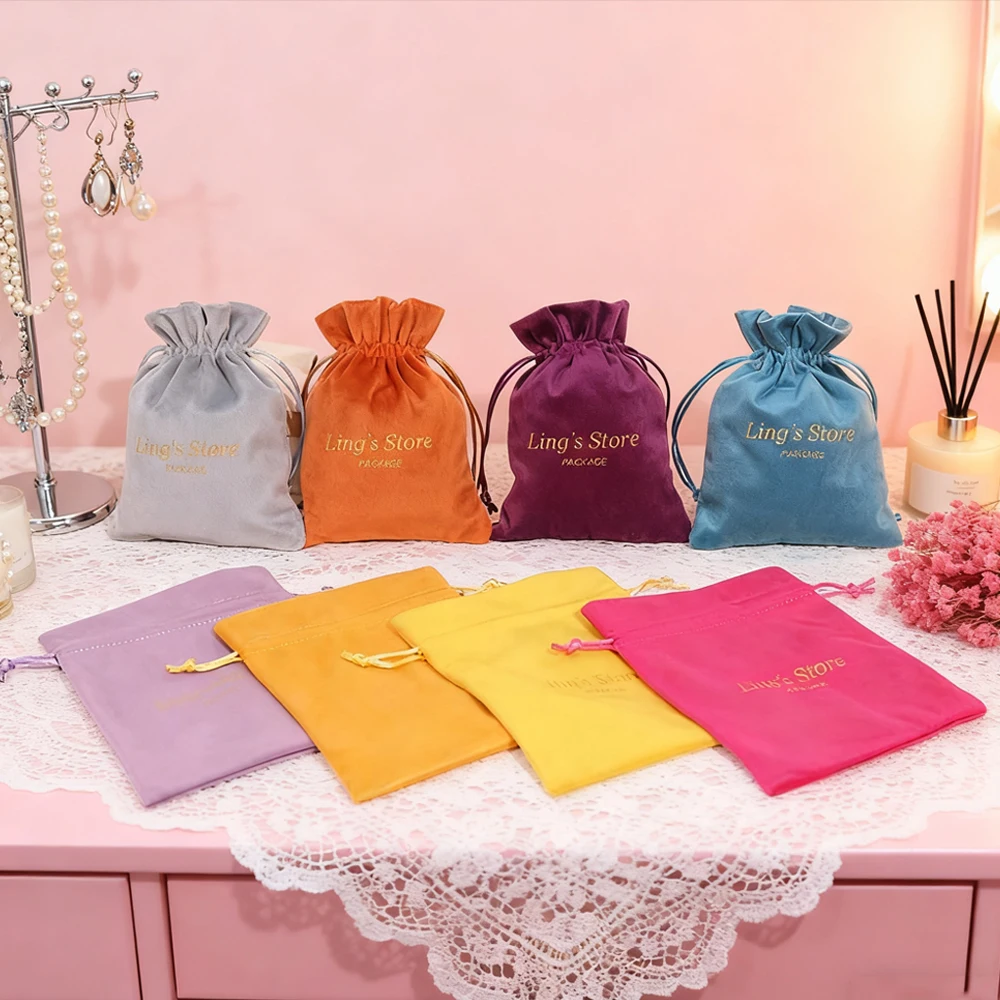 

100 шт., бархатная сумка для ювелирных изделий с логотипом на шнурке, свадебные сувениры, подарок, парик, косметический органайзер, сумка для хранения конфет, бутика