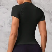 Haut de sport à manches courtes pour femmes, tissu respirant et à séchage rapide, adapté à la course et au yoga. 4