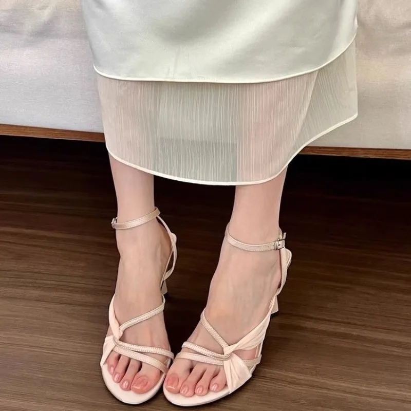 جميلة المشمش سميكة الساتان عالية الكعب 2025 فستان جديد خط واحد مشبك خنجر الصنادل الفرنسية المفتوحة تو جوفاء أحذية نسائية #3