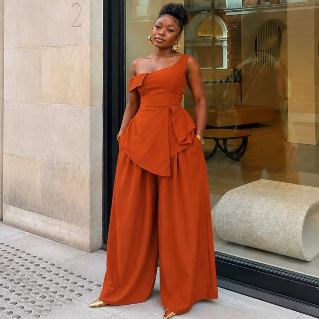 New Women's Fashion: A Stiglich Set Featuring A Erotogenic Off-the-shoulder Top With An Asymmetrical Design And Solid Color. Pai