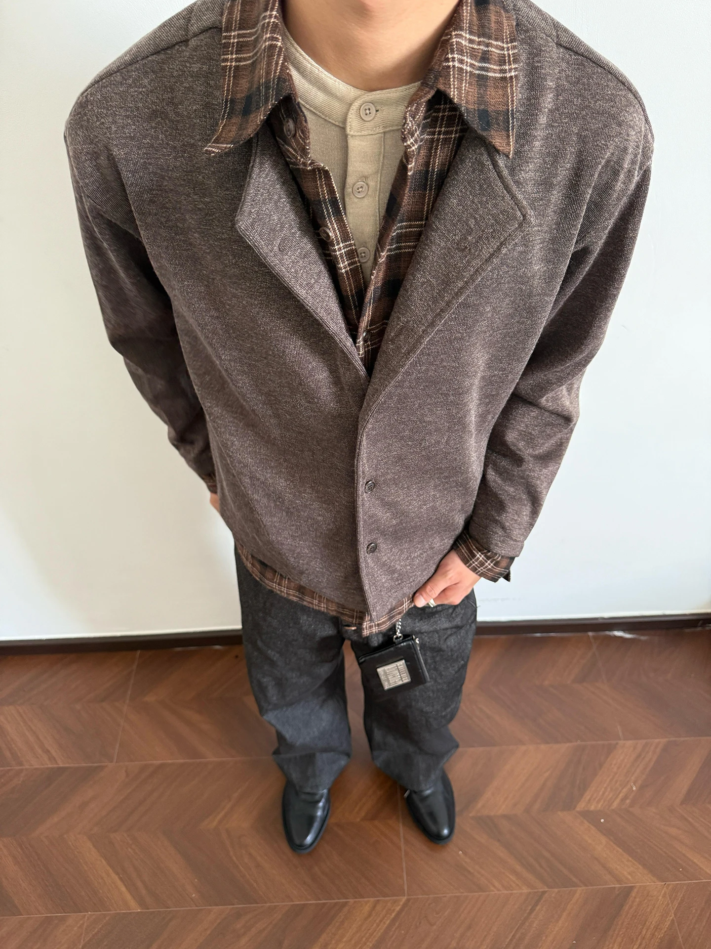 

Мужская осенняя вязаная кофта-обманка с эффектом двухслойности, свободного кроя, на пуговицах, в стиле преппи, с длинными рукавами, цвета карамель.