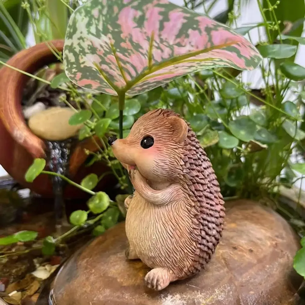 Cute Leaf Umbrella Hedgehog Figurine Resin Handmade Garden Hedgehog Statue Weatherproof Small Hedgehog Sculpture Patio Decor