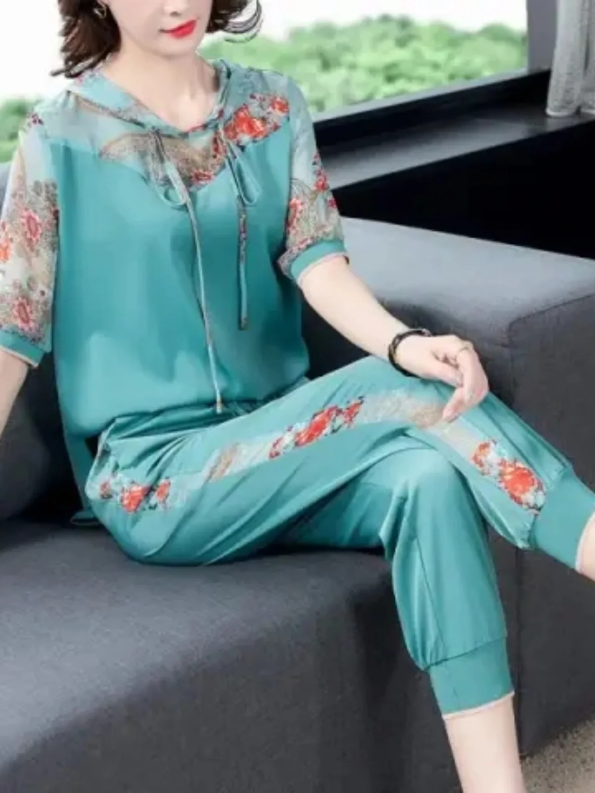 

Спортивный костюм с цветочным принтом: худи и брюки, повседневный, модный, женский, из двух предметов, летний 2024, с коротким рукавом, укороченный.