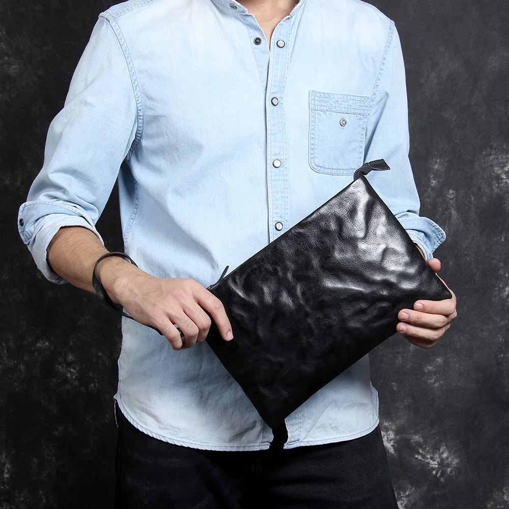 S.WORKER Retro-Clutch aus Vollnarbenleder für Herren | Handtasche aus Used-Leder mit Handgelenkschlaufe – Detail 4