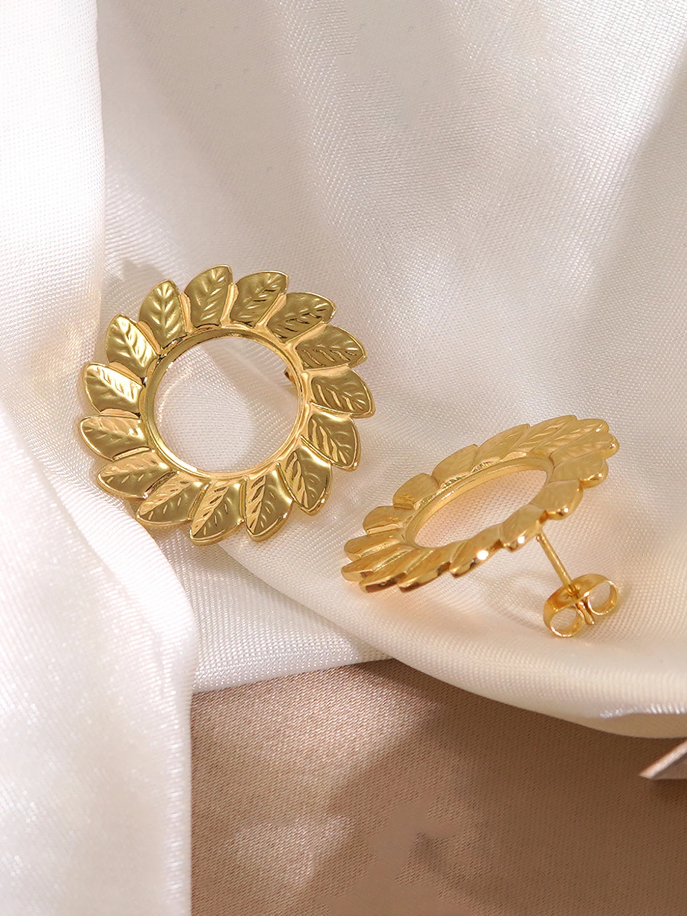 

Vintage Fashion Sunflower Stud Earrings, Asymmetrical Stainless Steel Floral Design, Elegant All Season Accessory for Women