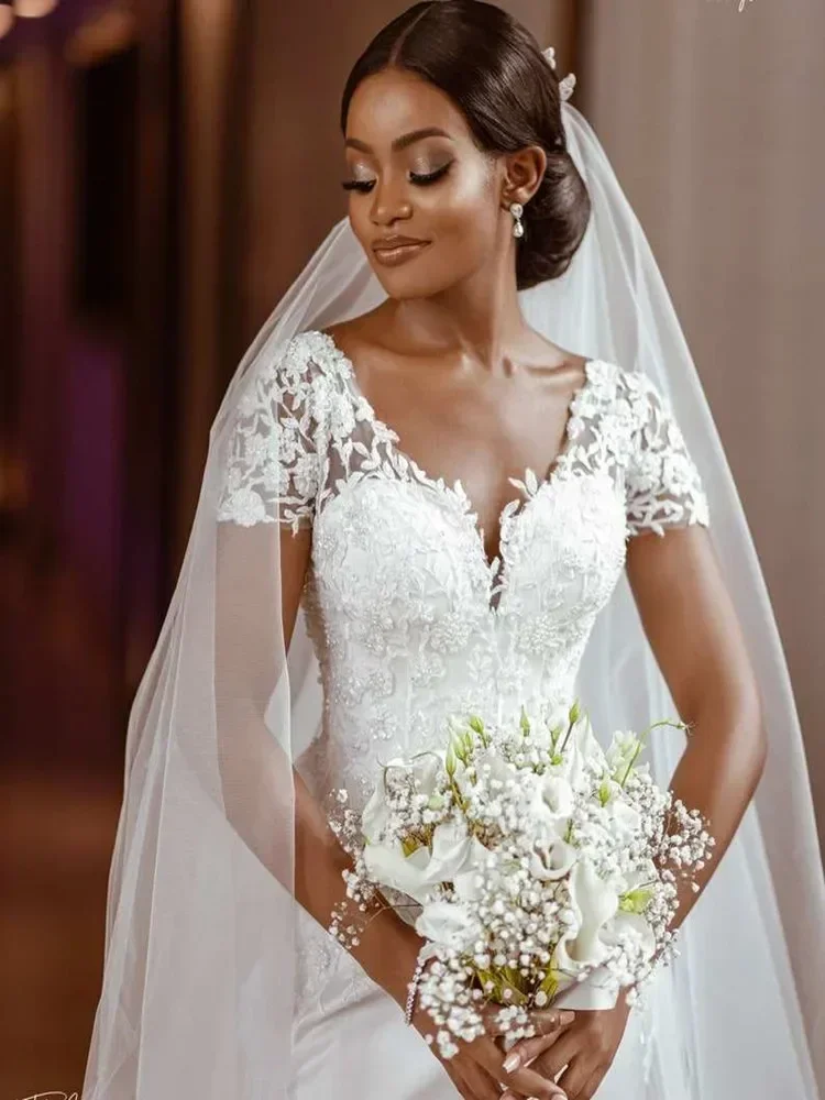 Abito da sposa a sirena con maniche corte con scollo a V di bellezza personalizzato Sweep Train Vestido De Casamento Abito da sposa con bottoni in pizzo sul retro