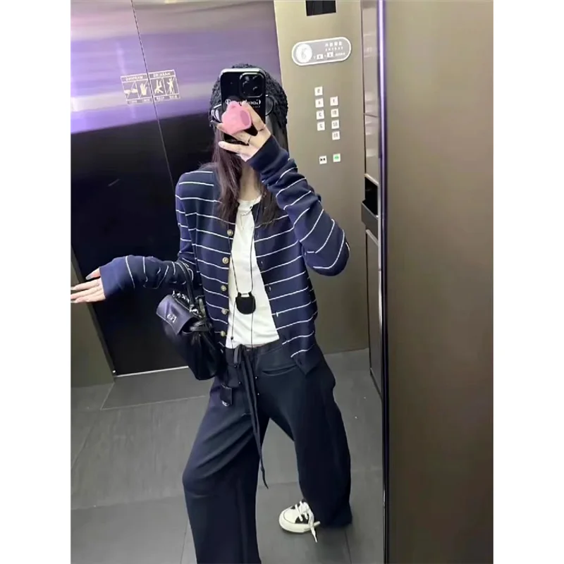 Cardigan lavorato a maglia a righe blu navy da donna inizio autunno nuova giacca maglione coreana alla moda e versatile