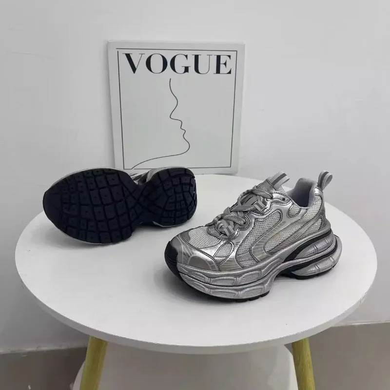 Scarpe da ginnastica traspiranti con tacco medio in rete scarpe da donna solide stringate in vendita 2024 nuove scarpe vulcanizzate da donna di moda primavera/autunno