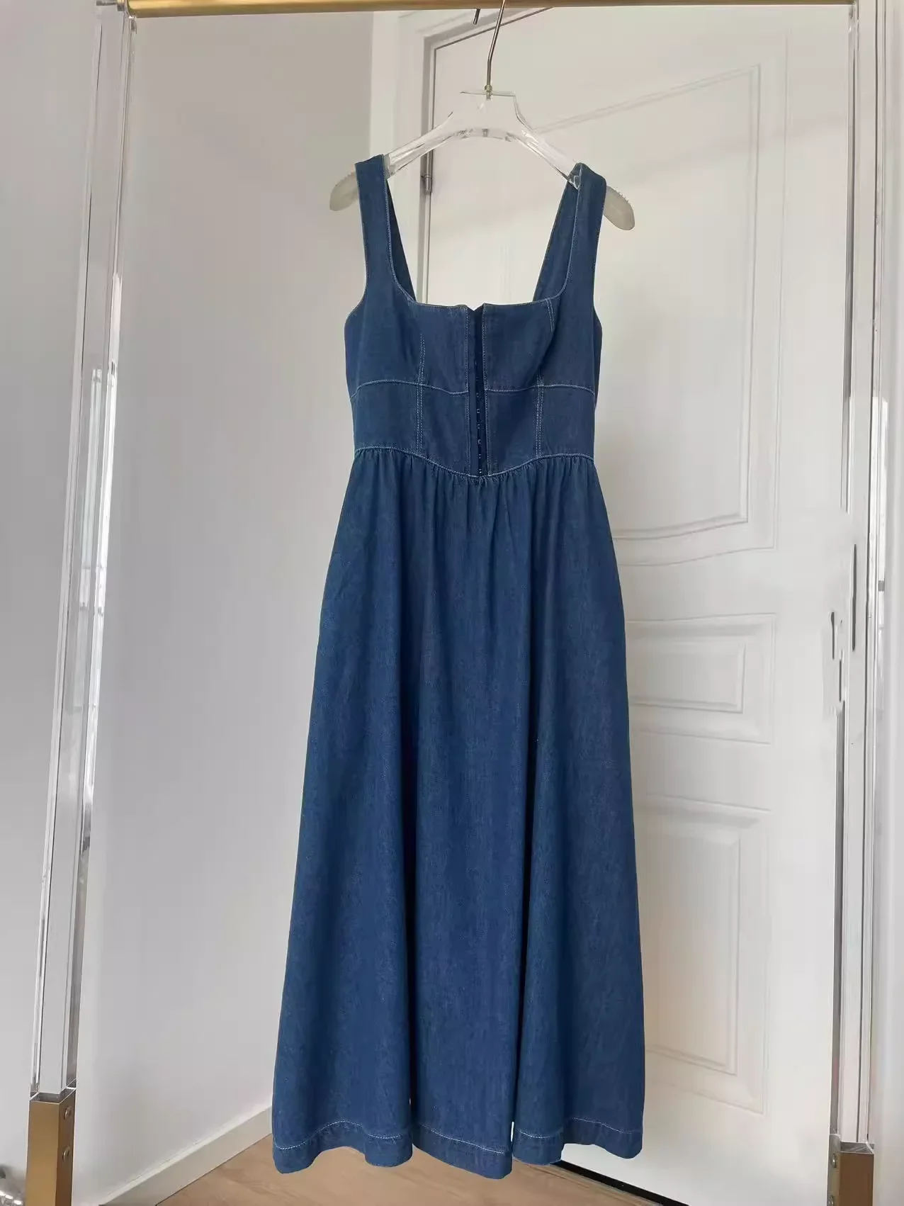 Damska sukienka na ramiączkach, długa, z niebieskiego denimu, 100% bawełna, z wysokim stanem, bez rękawów, z kwadratowym dekoltem, plisowana, modna szata damska.