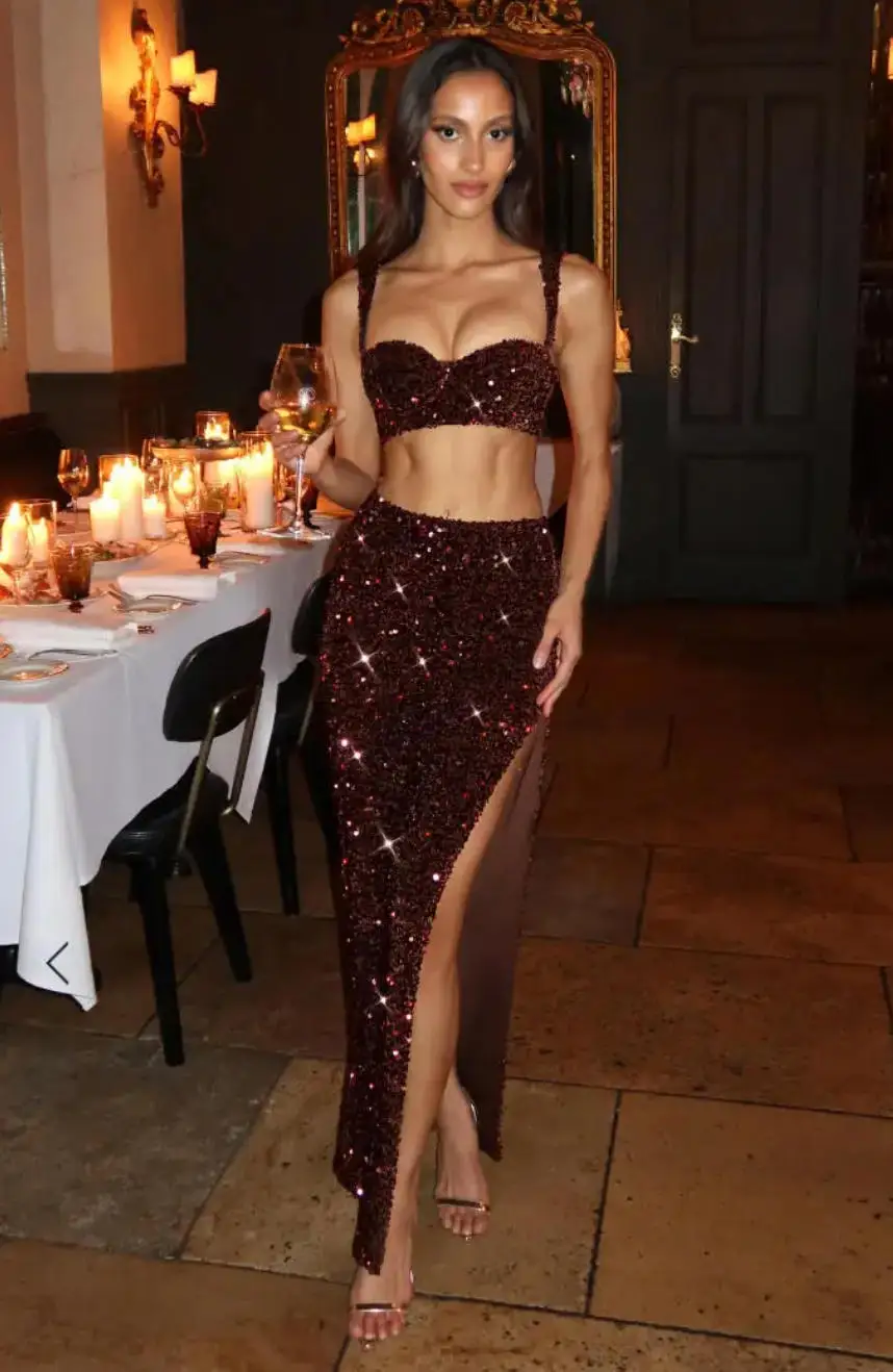 ชุดราตรีสองชิ้นประดับเลื่อมสีเบอร์กันดี ดีไซน์หรูหรา ผ่าสูง พร้อมเชือกผูกด้านหลัง สำหรับโอกาสพิเศษ ปี 2026