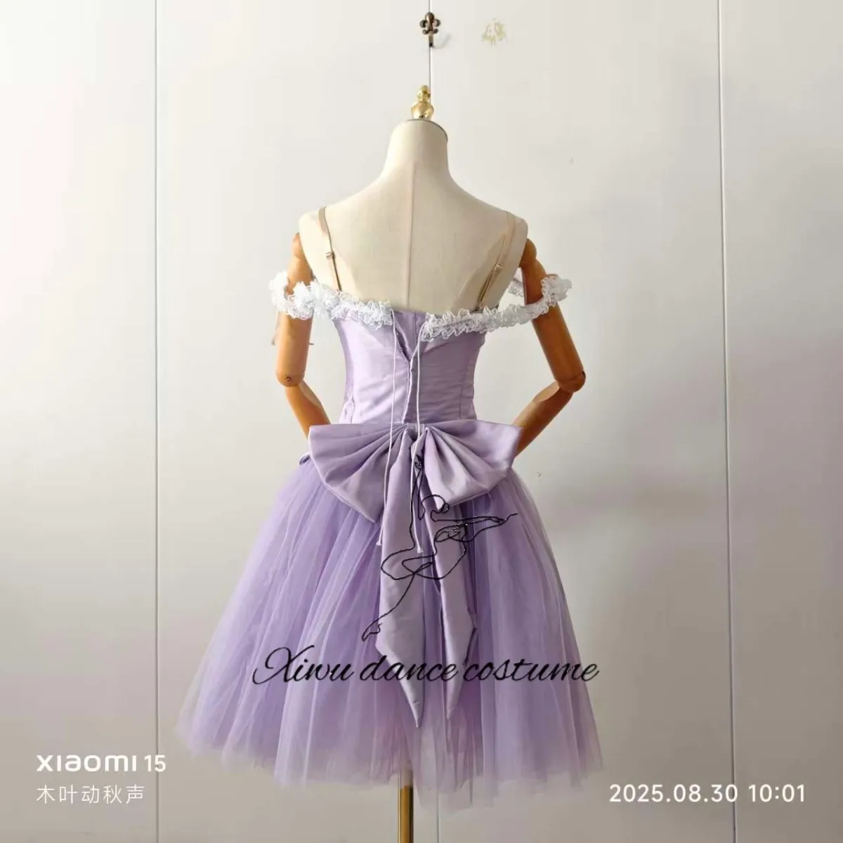   Pastelowa fioletowa sukienka baletowa z odkrytymi ramionami