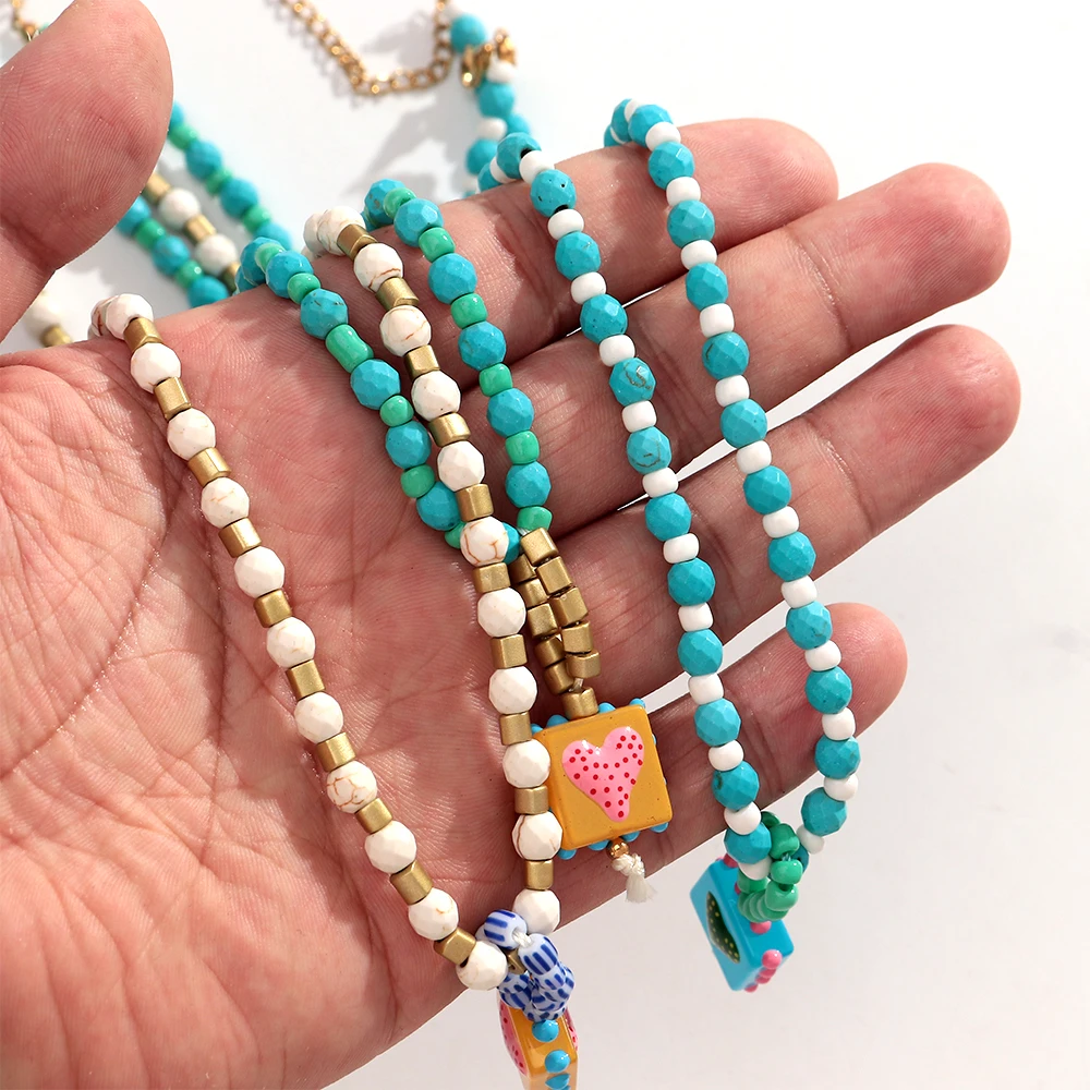 Niedliche kleine weiße türkisfarbene Perlen-Halskette mit Herz-Glasanhänger, exquisite Acryl-Perlen-Choker-Halskette, trendiges Schmuckgeschenk – Detail 6