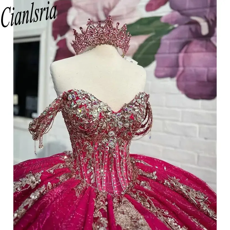 

Fuchsia Glitter Crystal Beading Tassel Quinceanera Dresses Ball Gown Gold Appliques Lace Ruffles Sweet 15 Años Mexican